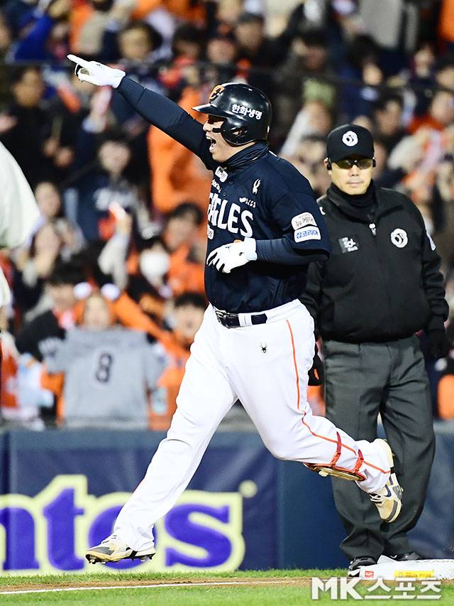 2025년 10월 27일 오후 잠실구장에서 ‘2025 신한 SOL Bank KBO 포스트시즌’ 한화 이글스와 LG 트윈스의 한국시리즈(7전 4선승제) 2차전이 열렸다. 1회초 1사에서 한화 노시환이 문현빈에 이어 백투백홈런을 치고 환호하고 있다. 사진=김영구 기자