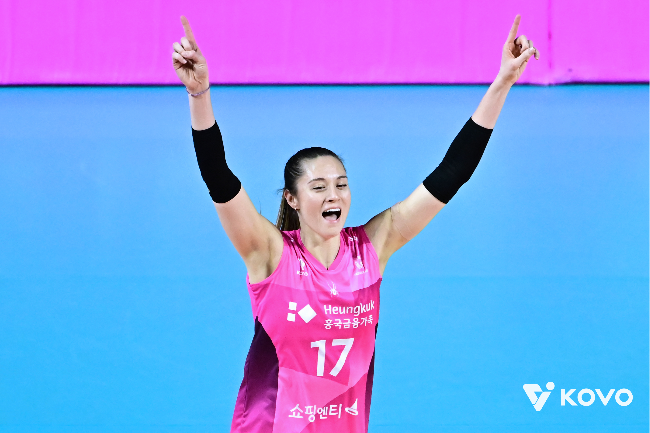 ‘6위부터 2위까지’ 흥국생명 도약 이끈 레베카, V-리그 첫 라운드 MVP 영광…현대캐피탈 레오는 ‘남녀부 라운드 MVP 최다’