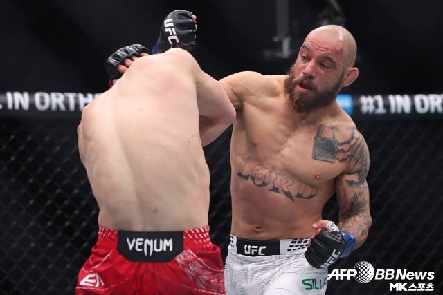 페더급 랭킹 10위 실바는 6위 앨런을 상대로 멋진 타격전을 펼쳤다. 만장일치 판정승에 대한 결과는 다소 의문이 있었으나 그럼에도 임팩트 있는 타격을 선보이며 멋지게 반등했다. 사진(라스베거스 미국)=AFPBBNews=News1