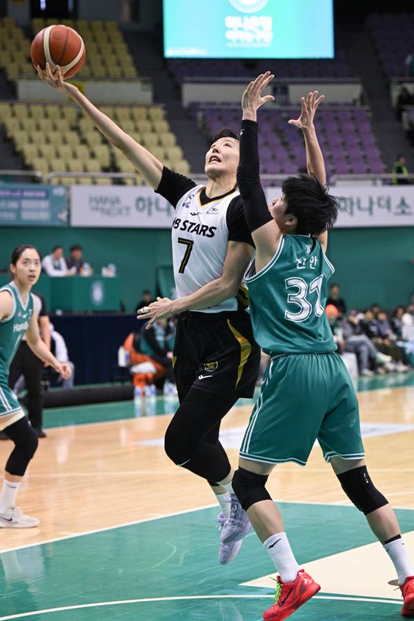 박지수와 진안은 이날 골밑에서 격돌했다. 사진 제공= WKBL