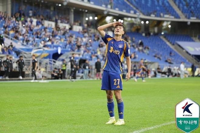 이청용은 2025년 10월 18일 광주 FC전에서 팀의 두 번째 골을 터뜨린 뒤 ‘골프 세리머니’를 했다. 사진=한국프로축구연맹