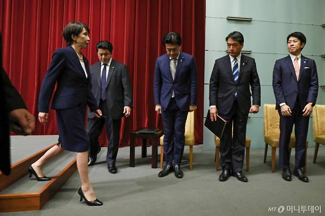 (도쿄 로이터=뉴스1) 강민경 기자 = 다카이치 사나에 일본 총리가 19일 저녁 기자회견에서 중의원 해산과 조기 총선을 발표한 뒤 퇴장하고 있다. 2026.1.19  ⓒ 로이터=뉴스1  Copyright (C) 뉴스1. All rights reserved. 무단 전재 및 재배포,  AI학습 이용 금지. /사진=(도쿄 로이터=뉴스1) 강민경 기자