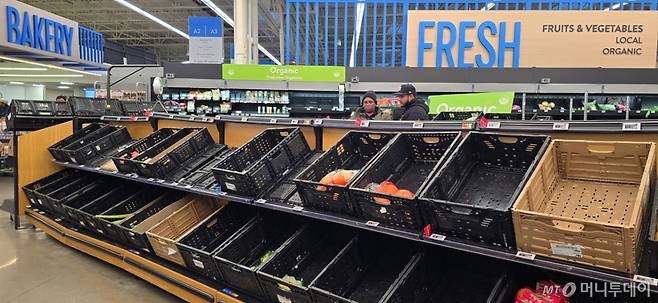 24일(현지시간) 미국 뉴저지주 월마트 매장에서 과일 진열대가 텅 비어 있다. /사진=심재현 특파원