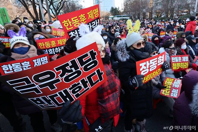 [서울=뉴시스] 조성우 기자 = 한동훈 전 국민의힘 대표 지지자들이 24일 오후 서울 영등포구 국회의사당역 인근에서 열린 한 전 대표 징계 철회 촉구 집회에서 구호를 외치고 있다. 2026.01.24. xconfind@newsis.com /사진=조성우