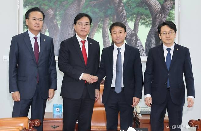 한병도 더불어민주당 원내대표와 송언석 국민의힘 원내대표가 19일 오후 서울 여의도 국회 운영위원장실에서 열린 여야 원내대표 회동에서 악수를 하고 있다. 왼쪽부터 유상범 원내운영수석부대표, 송 원내대표, 한 원내대표, 천준호 민주당 원내운영수석부대표. /사진=뉴시스