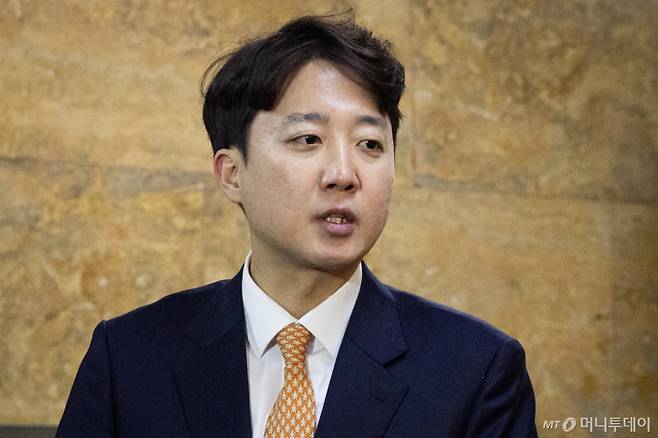 (서울=뉴스1) 유승관 기자 = 이준석 개혁신당 대표가 21일 서울 여의도 국회에서 단식농성 중인 장동혁 국민의힘 대표와 만난 후 취재진 질문에 답하고 있다. 2026.1.21/뉴스1  Copyright (C) 뉴스1. All rights reserved. 무단 전재 및 재배포,  AI학습 이용 금지. /사진=(서울=뉴스1) 유승관 기자