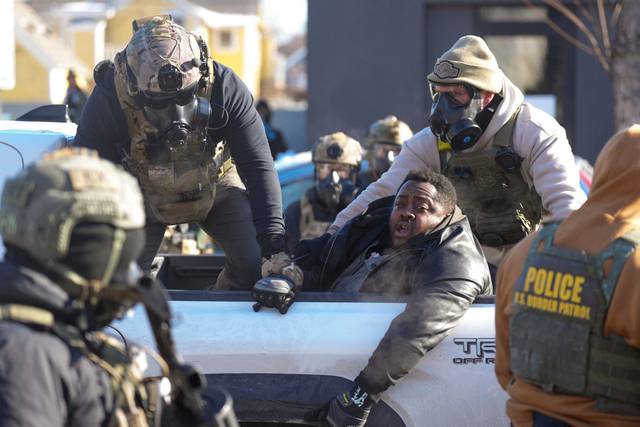 24일(현지시간) 미국 미네소타주 미니애폴리스시에서 연방 이민단속 요원의 총격으로 시민 한 명이 숨지면서 시위가 한층 더 격렬해졌다. AP 연합뉴스