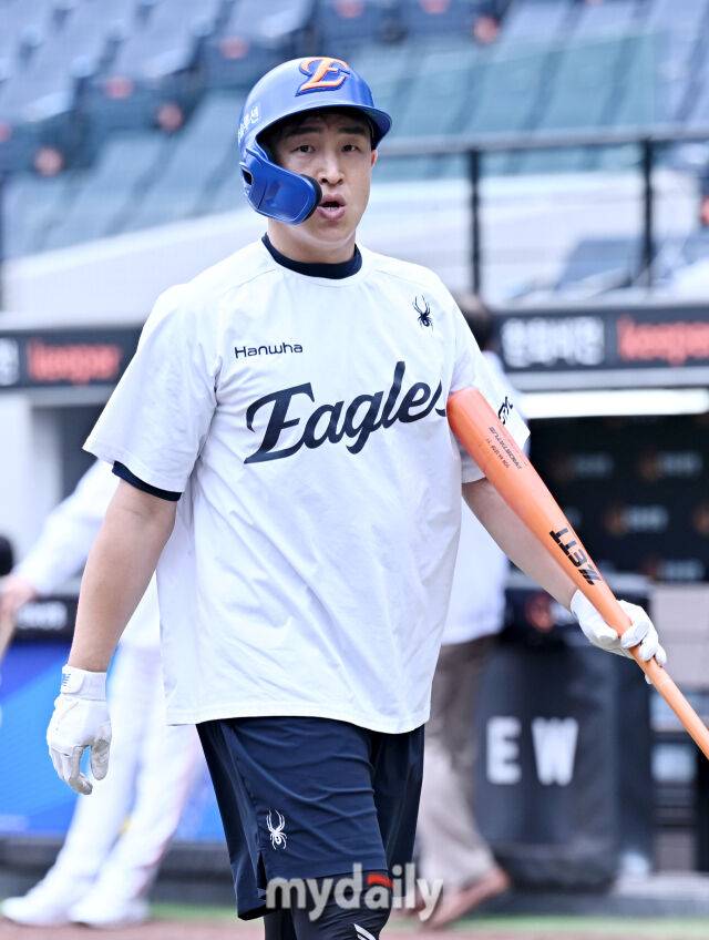 17일 오후 대전광역시 중구 대전 한화생명볼파크에서 진행되는 '2025 프로야구 KBO리그 포스트시즌' 플레이오프(PO) 1차전 한화이글스와 삼성라이온즈의 경기. 한화 손아섭이 경기전 훈련에 나서고 있다./마이데일리