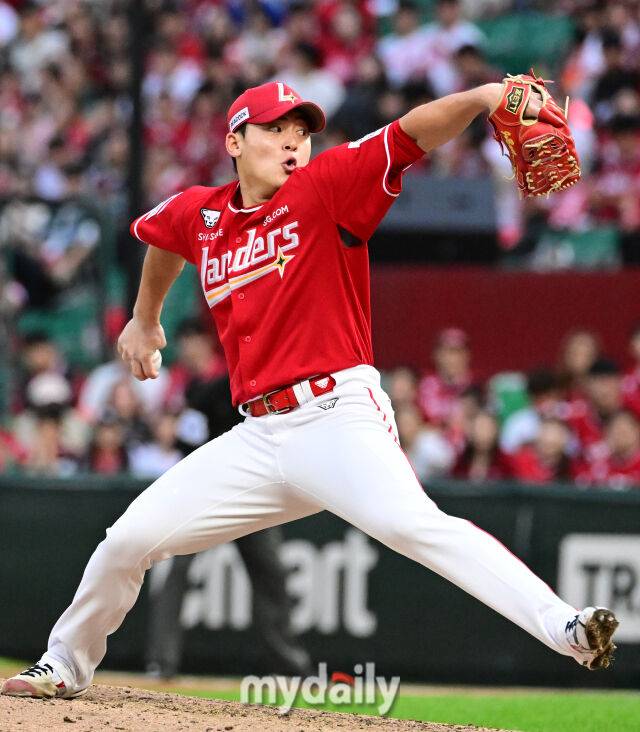 2025년 10월 11일 오후 인천 SSG랜더스필드에서 열린 '2025 신한 SOL Bank KBO 포스트시즌' 삼성 라이온즈와 SSG 랜더스의 준플레이오프 2차전 경기. SSG 조병현이 9회초 구원등판해 역투하고 있다./마이데일리