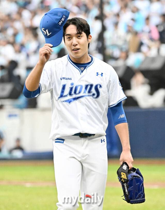 7일 오후 대구광역시 수성구 대구삼성라이온즈파크에서 진행된 '2025 프로야구 KBO리그 포스트시즌' 와일드카드 결정전 1차전 삼성라이온즈와 NC다이노스의 경기. 삼성 원태인이 6회초 2사 1,2루서 이우성을 우익수 뜬공으로 잡은 뒤 관중들에 인사를 하고 있다./마이데일리