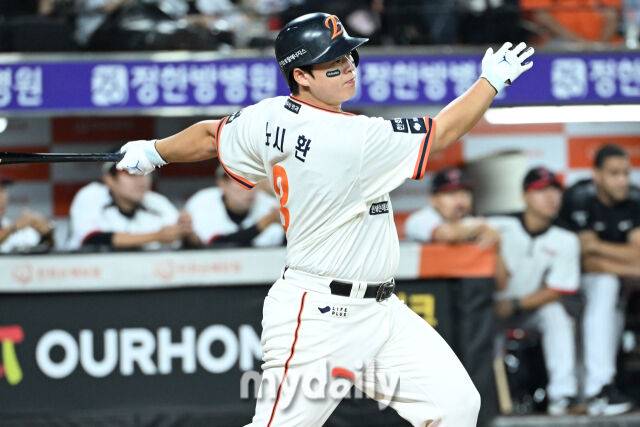 29일 대전 한화생명 볼파크 야구장에서 열린 '2025 신한 SOL BANK KBO리그' LG 트윈스와 한화 이글스 경기. 한화 노시환이 2회말 선두타자로 나와 안타를 치고 있다./마이데일리