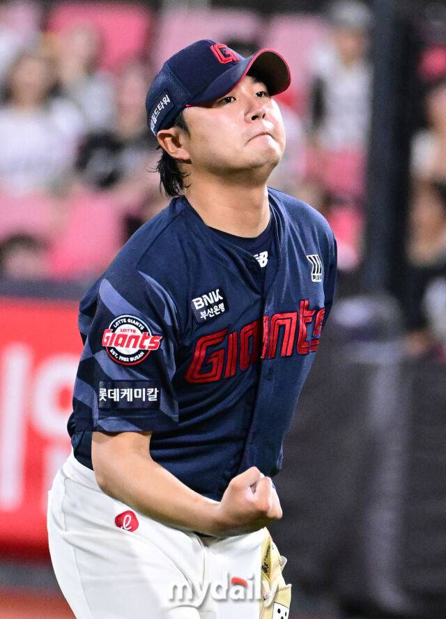 2025년 9월 3일 오후 경기도 수원KT위즈파크에서 열린 '2025 신한 SOL뱅크 KBO 리그' 롯데 자이언츠와 KT 위즈의 경기. 롯데 정철원이 7회말 2사 만루서 KT 장진혁을 삼구삼진으로 잡고 포효하고 있다./마이데일리