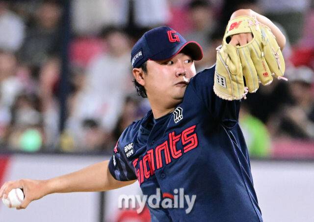 2025년 9월 3일 오후 경기도 수원KT위즈파크에서 열린 '2025 신한 SOL뱅크 KBO 리그' 롯데 자이언츠와 KT 위즈의 경기. 롯데 정철원이 8회말 역투하고 있다./마이데일리