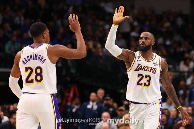 르브론(오른쪽)이 하치무라와 하이파이브를 하고 있다. /게티이미지코리아