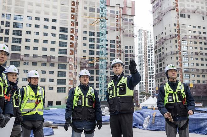 이한우 현대건설 대표이사가 힐스테이트 더웨이브시티에서 현장 직원들과 함께 안전시설과 작업환경을 점검하고 있다. [사진=현대건설]
