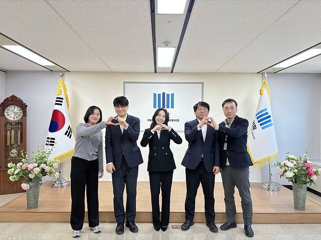 부산지검 비송사건전담팀이 22일 부산 연제구 부산지검 회의실에서 사진을 촬영하고 있다. 왼쪽부터 손혜움 수사관, 최성규 부부장검사, 이세희 인권보호부장검사, 박원석 검사, 강혁동 수사관. [부산=양근혁 기자]