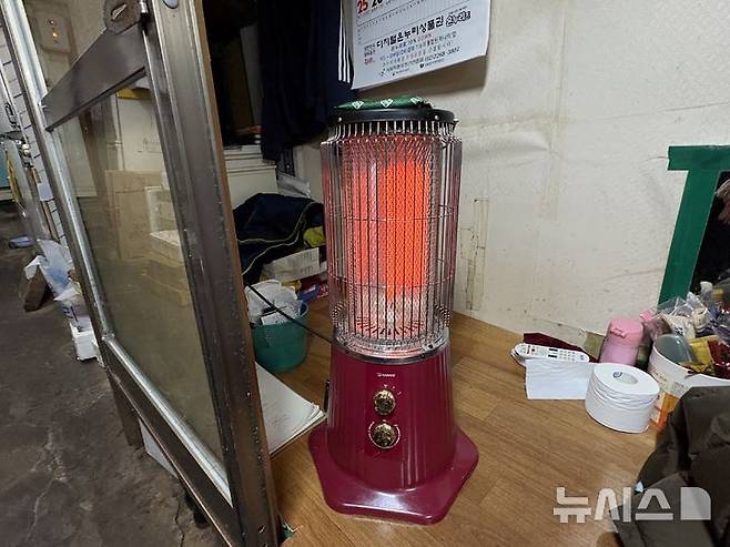[서울=뉴시스]신유림 기자=지난 19일 오후 서울 중구 인현시장에 위치한 한 점포에서 난로를 틀고 있다. 2026.01.23. spicy@newsis.com