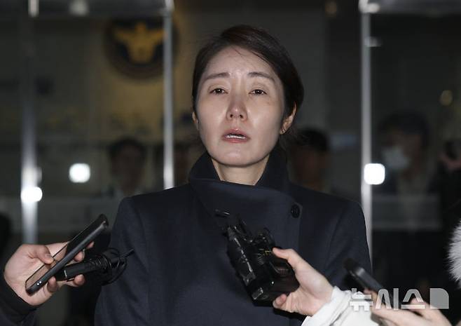 [서울=뉴시스] 김근수 기자 = 공천헌금 1억원 수수 의혹을 받고 있는 강선우 무소속 의원이 21일 새벽 서울 마포구 서울경찰청 공공범죄수사대에 피의자 신분으로 조사를 마치고 밖으로 나서며 취재진의 질문에 답하고 있다. 2026.01.21. ks@newsis.com