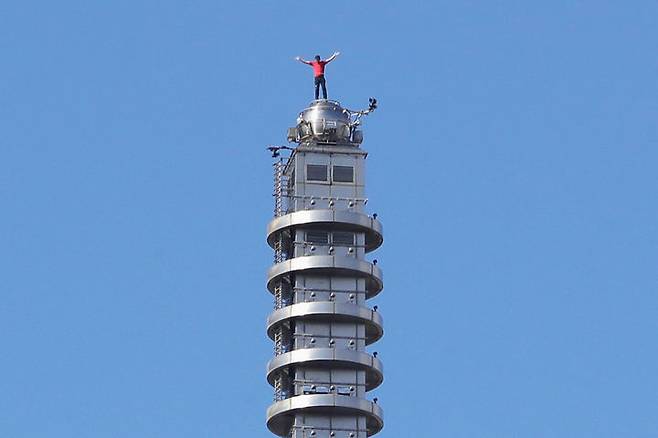 [타이베이=AP/뉴시스] 미국의 암벽 등반가 알렉스 호놀드가 25일 대만 타이베이의 초고층 빌딩 타이베이 101을 안전장비 없이 등반하는 데 성공했다. 호놀드가 건물 꼭대기에 서있는 모습. 2026.01.25