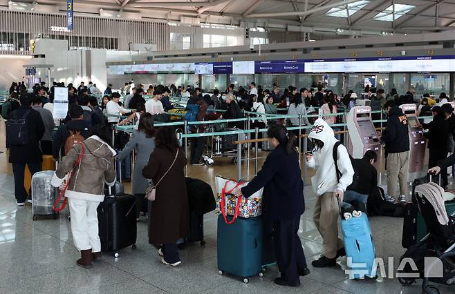 [인천공항=뉴시스] 이영환 기자 = 25일 오후 인천국제공항 제1여객터미널에서 여행객들이 출국 수속을 기다리고 있다.인천국제공항공사는 중국, 일본 노선 항공수요 증가세에 힘입어 2025년 여객실적 7407만 1475명, 운항실적 42만 5760회를 기록해 지난 2001년 개항이후 역대 최다 항공운송실적을 달성했다고 이날 밝혔다. 2026.01.25. 20hwan@newsis.com