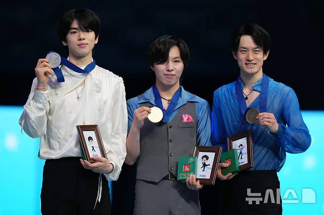 [베이징=AP/뉴시스] 피겨스케이팅 국가대표 차준환(왼쪽)이 25일 중국 베이징 국가체육관에서 열린 2026 국제빙상경기연맹(ISU) 4대륙선수권대회에서 남자 싱글 은메달을 차지했다. 2026.01.25.
