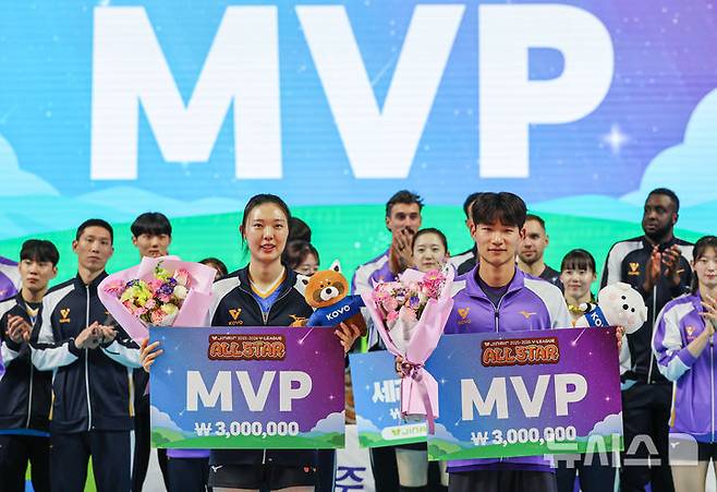 [춘천=뉴시스] 권창회 기자 = 25일 강원 춘천시 호반체육관에서 열린 진에어 2025~2026 V-리그 올스타전에서 MVP를 받은 양효진과 김우진이 기념촬영을 하고 있다. 2026.01.25. kch0523@newsis.com