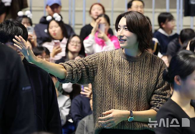 [춘천=뉴시스] 권창회 기자 = 25일 강원 춘천시 호반체육관에서 열린 진에어 2025~2026 V-리그 올스타전에서 김연경이 선수들과 인사하고 있다. 2026.01.25. kch0523@newsis.com