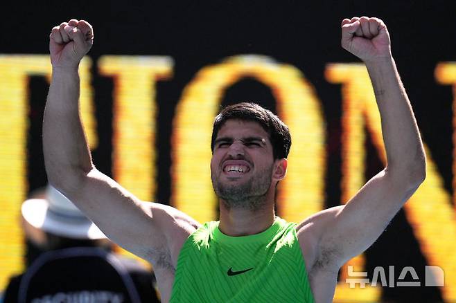 [멜버른=AP/뉴시스] 테니스 세계랭킹 1위 카를로스 알카라즈(스페인)가 25일(한국 시간) 멜버른에서 열린 호주 오픈 남자 단식 16강전에서 미국의 토미 폴을 꺾고 기뻐하고 있다. 2026.01.25.