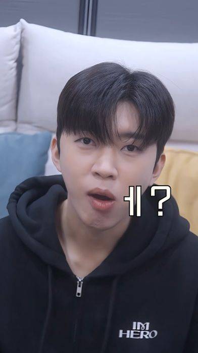 [서울=뉴시스] 가수 임영웅이 최근 유튜브 채널에서 두바이쫀득쿠키(두쫀쿠) 먹방을 선보였다. (사진=임영웅 유튜브 채널) 2026.01.25. photo@newsis.com *재판매 및 DB 금지