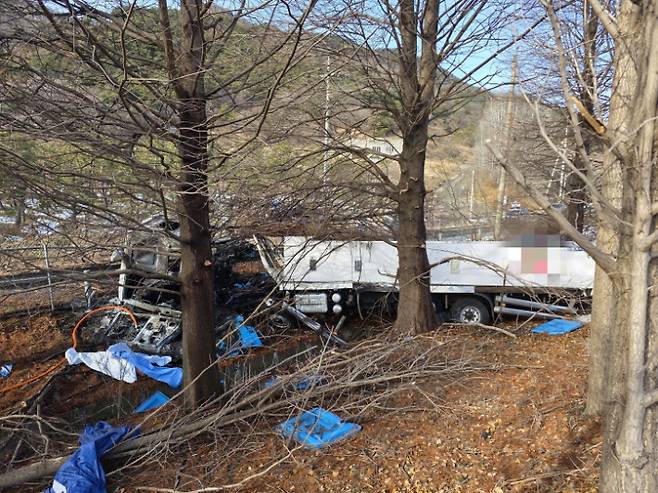 사고 후 도로를 이탈한 화물차. 전북소방본부 제공