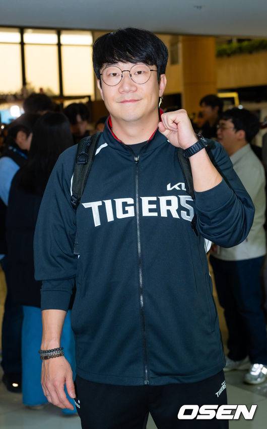 [OSEN=김포공항, 민경훈 기자] 2026시즌 스프링캠프 나서는 KIA 코칭스태프와 외국인 선수들이 23일 김포국제공항을 통해 일본 아마미오시마로 출국했다.지난해 미국 캘리포니아 어바인에서 훈련했던 KIA는 일본 가고시마현의 외딴섬인 아마미오시마로 1차 훈련지로 정했다. KIA 양현종이 포즈를 취하고 있다. 2026.01.23 / rumi@osen.co.kr