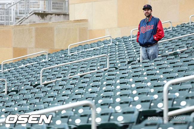 [사진] 미네소타 팬이 텅 빈 관중석에서 경기를 관람하고 있다. ⓒGettyimages(무단전재 및 재배포 금지)