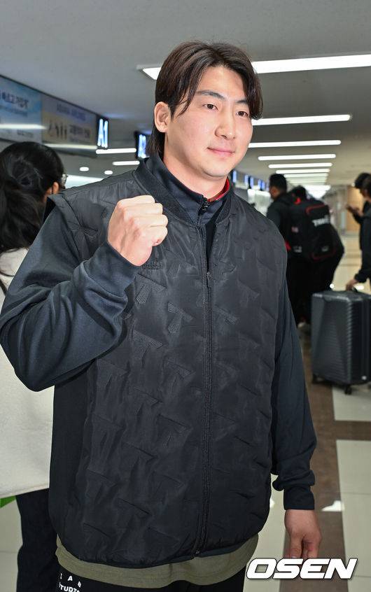 [OSEN=김포공항, 민경훈 기자] 2026시즌 스프링캠프 나서는 KIA 코칭스태프와 외국인 선수들이 23일 김포국제공항을 통해 일본 아마미오시마로 출국했다.지난해 미국 캘리포니아 어바인에서 훈련했던 KIA는 일본 가고시마현의 외딴섬인 아마미오시마로 1차 훈련지로 정했다. KIA 나성범이 포즈를 취하고 있다. 2026.01.23 / rumi@osen.co.kr