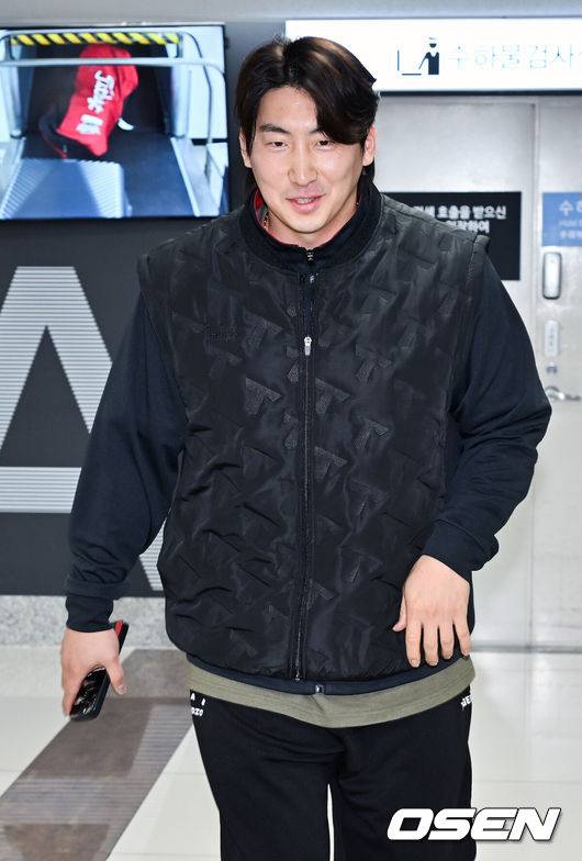 [OSEN=김포공항, 민경훈 기자] 2026시즌 스프링캠프 나서는 KIA 코칭스태프와 외국인 선수들이 23일 김포국제공항을 통해 일본 아마미오시마로 출국했다.지난해 미국 캘리포니아 어바인에서 훈련했던 KIA는 일본 가고시마현의 외딴섬인 아마미오시마로 1차 훈련지로 정했다. KIA 나성범이 출국길에 오르고 있다. 2026.01.23 / rumi@osen.co.kr