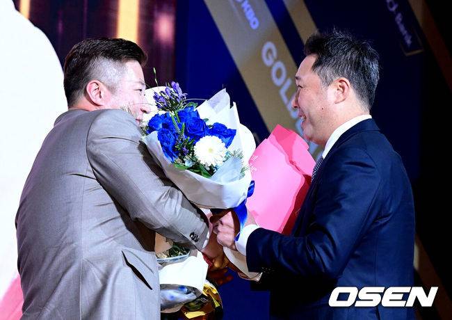 [OSEN=지형준 기자] 9일 오후 서울 송파구 잠실동 롯데호텔 월드에서 2025 신한은행 SOL 뱅크 KBO 골든글러브 시상식이 열렸다.KBO 골든글러브 시상식은 포지션별 최고의 선수를 가리는 자리로 올 시즌의 대미를 장식하는 자리다.&nbsp;한화 이글스&nbsp;폰세(투수), 두산 베어스&nbsp;양의지(포수), 삼성 라이온즈 디아즈(1루수), LG 트윈스 신민재(2루수), 키움 히어로즈 송성문(3루수), NC 다이노스 김주원(유격수), 삼성 라이온즈&nbsp;최형우(지명타자) 삼성 라이온즈 구자욱, KT 위즈 안현민(이상 외야수)가 황금장갑의 주인공이 됐다.&nbsp;올해 신설된 KBO 감독상은 통합 우승을 이끈 염경엽 LG 감독이 수상했다.&nbsp;삼성 최형우가 지명타자 부문 골든글러브를 수상하며 박진만 감독의 축하를 받고 있다. 2025.12.09 /jpnews@osen.co.kr