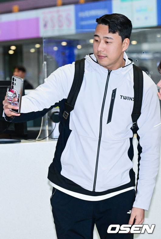 [OSEN=인천공항, 최규한 기자] 프로야구 LG 트윈스가 23일 2026 시즌을 준비하기 위해 인천공항을 통해 미국으로 출국했다. LG는 2월&nbsp;22일까지 미국 애리조나에서 1차&nbsp;스프링캠프를 펼친다. 염경엽&nbsp;감독과&nbsp;코칭스태프&nbsp;18명,&nbsp;주장 박해민을 비롯한 선수&nbsp;40명이 담금질에 나선다. LG 정우영이 팬들과의 만남을 갖고 있다. 2026.01.23 / dreamer@osen.co.kr