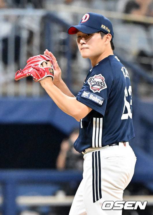 [OSEN=고척, 민경훈 기자] 9일 오후 서울 고척스카이돔에서 ‘2025 신한 SOL Bank KBO리그’ 키움 히어로즈와 두산 베어스의 경기가 열렸다.이 경기에서 두산이 8회초 강승호의 투런 홈런에 힘입어 키움에 6-4 역전승을 거뒀다. 두산은 2연승을 달리며 45승 57패 5무를 기록했다.경기를 마치고 두산 김택연이 박수를 치고 있다. 2025.08.09 / rumi@osen.co.kr