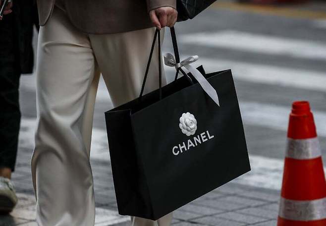 서울시내 백화점 앞에서 한 시민이 샤넬 쇼핑백을 들고 있다. 뉴시스