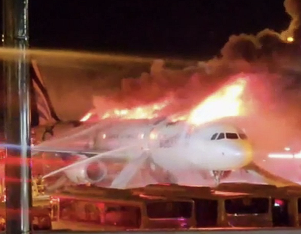 2025년 1월&nbsp;부산 김해국제공항에서 에어부산 항공기에 불이 붙은 모습. 당국에 따르면&nbsp;기내 선반에 보관된 휴대용 보조배터리가 폭발해 불이 난 것으로 조사됐다. 연합뉴스&nbsp;