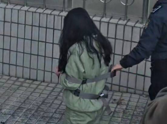 학부모와 공모해 시험지를 유출한 혐의로 기소된 기간제 교사가 14일 오후 선고 공판을 위해 대구지법 안동지청 법정으로 향하고 있다. 뉴스1