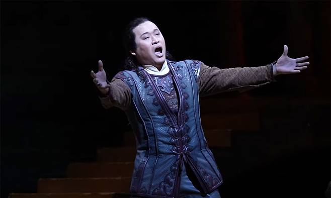 테너 백석종이 2024년 뉴욕 메트로폴리탄오페라의 투란도트에서 칼라프 역을 맡아 ‘네순 도르마’를 열창하고 있다. 메트로폴리탄오페라 유튜브 화면