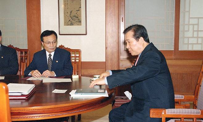 베트남 공무 출장 중 별세한 이해찬 민주평화통일자문회의 수석부의장은 진보진영의 전략가로 맹활약하며 대통령 4명 탄생에 혁혁한 기여를 해 ‘킹메이커’로 불렸다. 고인은 생전 김대중·노무현·문재인·이재명 대통령과 생사고락을 함께하며 진보진영의 집권에 결정적 역할을 수행했다. 연합뉴스