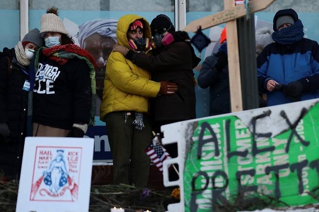 24일(현지시간) 미국 미네소타주 미니애폴리스에서 사람들이 알렉스 프레티(Alex Pretti)의 사망 현장에 마련된 임시 추모 공간 주변에 모여 있다. 알렉스 프레티는 연방 요원들이 그를 제압하려 시도하던 중 쏜 총에 맞아 숨진 것으로 확인되었다. 2026.1.25. 로이터 연합뉴스