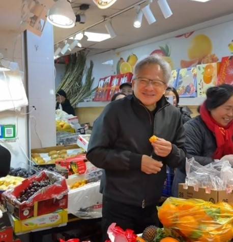 200조 자산가 엔비디아 CEO 젠슨 황이 중국 재래시장에 깜짝 등장해 시민들과 소통하며 물건을 구매하고 있다. 매일경제신문 캡처