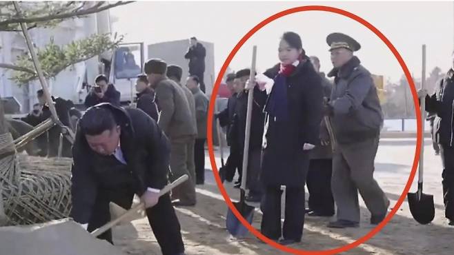 김정은 북한 국무위원장이 삽질 작업을 하는 동안 딸 주애(오른쪽 원 안) 곁으로 다가온 노광철 국방상이 등을 가볍게 두드리는 듯한 장면이 조선중앙TV 영상에 포착됐다. 해당 장면은 별도의 편집 없이 그대로 방송됐다. ⓒ조선중앙TV 캡처