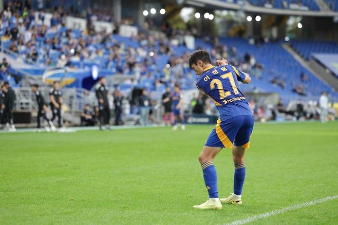 이청용이 18일 울산 문수축구경기장에서 열린 K리그1 33라운드 광주FC전에서 골을 터트린 뒤 신태용 감독을 저격하는 ‘골프 세리머니’를 선보이고 있다. 2025.10.18 한국프로축구연맹 제공