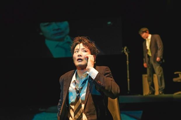 서울 명동예술극장에서 공연 중인 창작공동체 ‘아르케’의 연극 ‘셋톱박스’의 한 장면. /제공=아르케, 국립극단