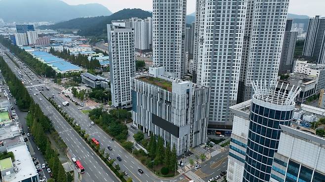 ‘창원문화복합타운’으로 이름을 바꾼 ‘창원 SM타운(가운데 8층 높이 건물)’. 그 뒤로 민간사업자가 지은 주상복합아파트 단지가 보인다. ⓒ김연수