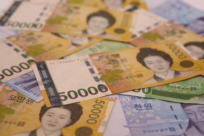 한국건강증진개발원이 25일 발표한 '2025년 건강인식조사 보고서'에 따르면, 우리나라 사람들은 본인의 건강 상태에 가장 크게 영향을 끼친 요인 1순위를 '돈'이라고 생각하는 것으로 나타났다. ⓒOGQ=연합뉴스