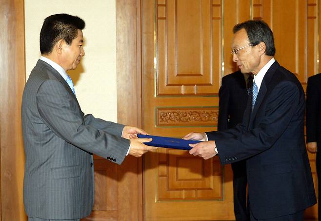 2004년 6월30일 당시 신임 국무총리에 임명된 이해찬 민주평통 수석부의장이 노무현 전 대통령에게 임명장을 받는 모습 ⓒ연합뉴스